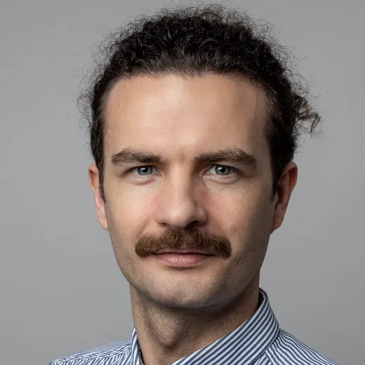 Portrait photo of Simon Leber